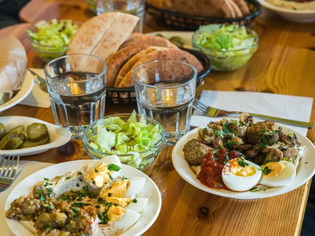 Dukat bord med hummus, falafel, ägg och tillbehör