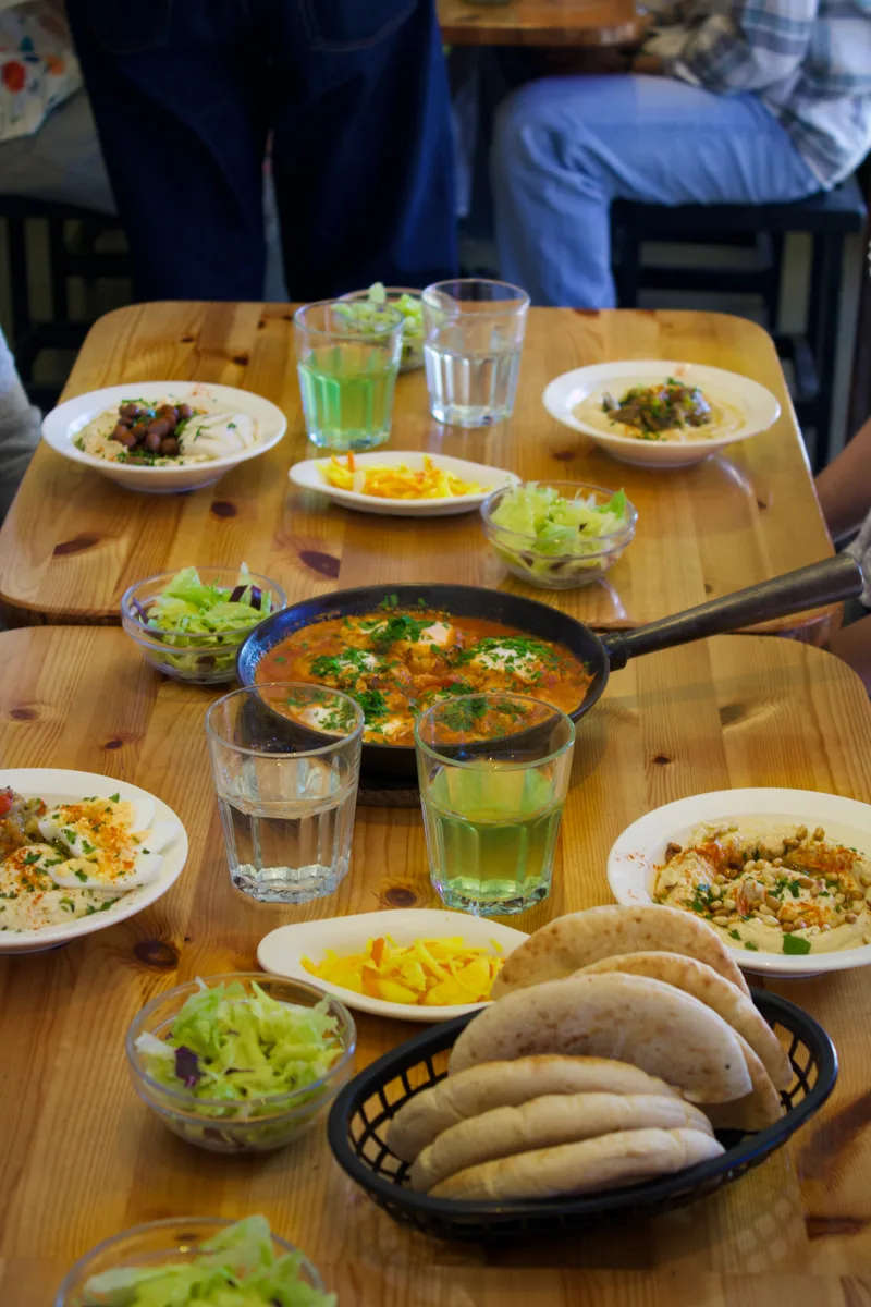 Dukat bord med hummus, shakshuka och tillbehör