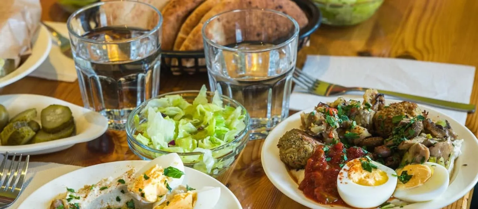 Hummus serverad med tillbehör