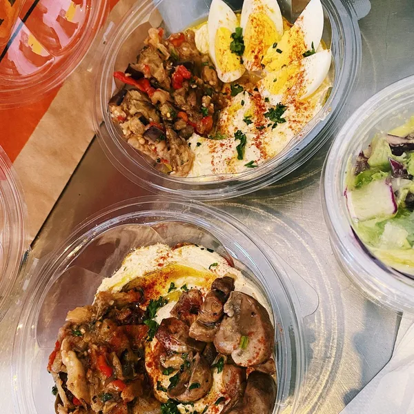 Ilans Special take away — hummus, falafel, ägg och svamp